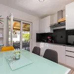 2b Castegner With Garden & Free Parking Daire