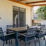 2b Castegner With Garden & Free Parking Daire