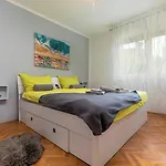 2b Castegner With Garden & Free Parking Daire