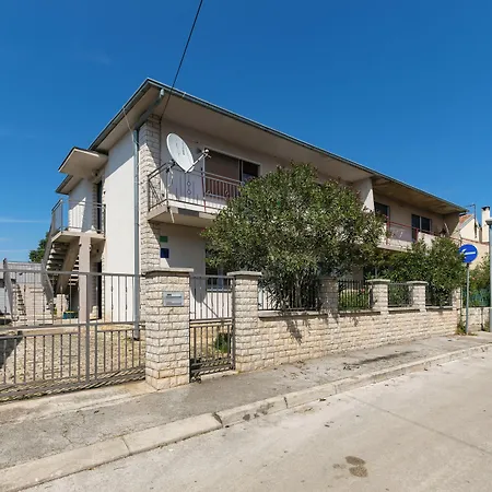 2b Castegner With Garden & Free Parking Apartment *