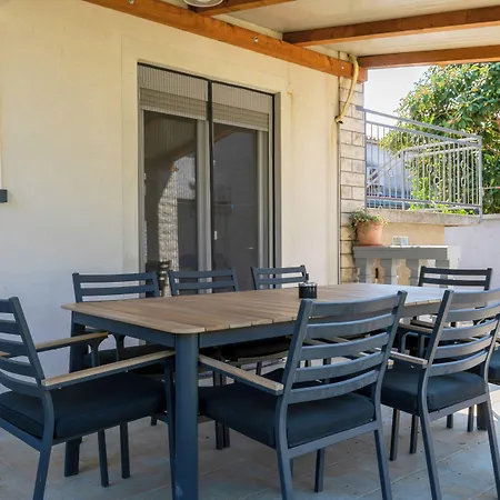 Apartment 2b Castegner With Garden & Free Parking