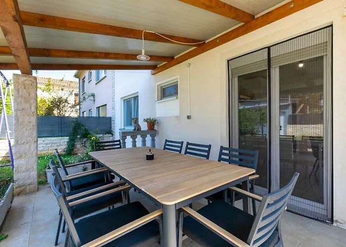 Apartment 2b Castegner With Garden & Free Parking