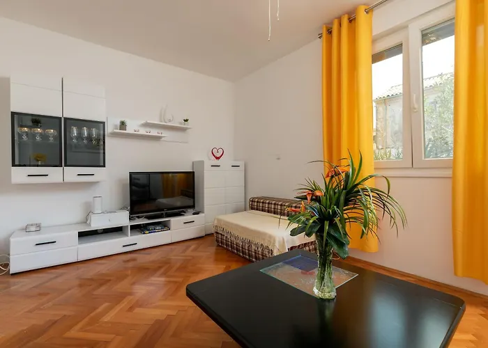Apartment 2b Castegner With Garden & Free Parking *
