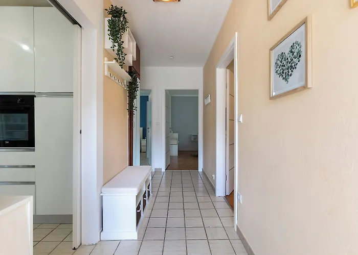 2b Castegner With Garden & Free Parking Pola