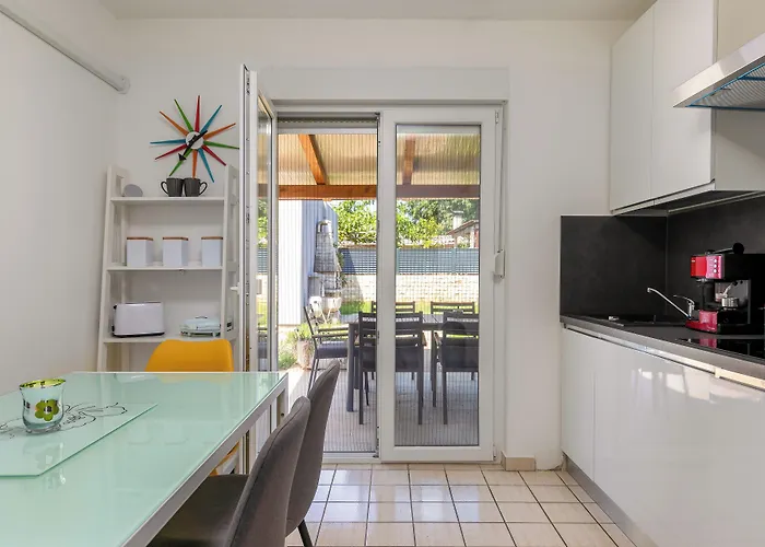 Apartment 2b Castegner With Garden & Free Parking *