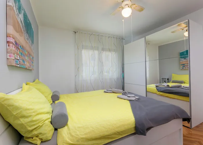 Apartment 2b Castegner With Garden & Free Parking