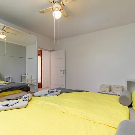 2b Castegner With Garden & Free Parking * Pola