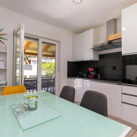 2b Castegner With Garden & Free Parking Lejlighed