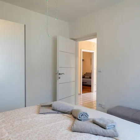 Two-bedroom App 'castegner' With Garden & Free Parking Apartment *