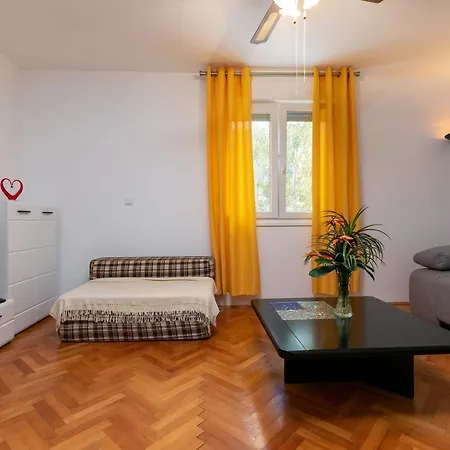 Two-bedroom App 'castegner' With Garden & Free Parking Apartment