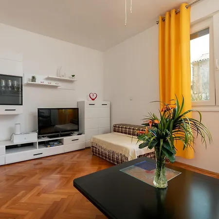 Apartment Two-bedroom App 'castegner' With Garden & Free Parking *