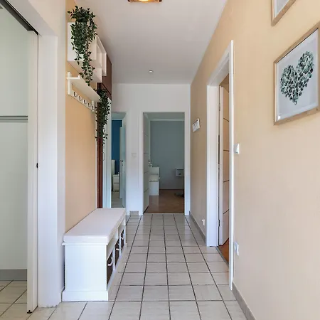 2b Castegner With Garden & Free Parking Пула