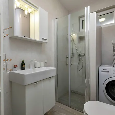 2b Castegner With Garden & Free Parking