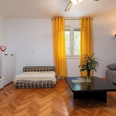 2b Castegner With Garden & Free Parking * Pola