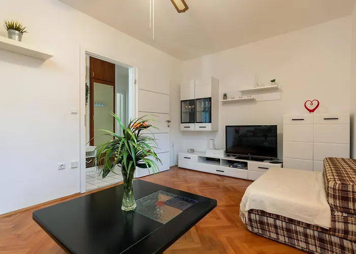 2b Castegner With Garden & Free Parking Апартаменти *