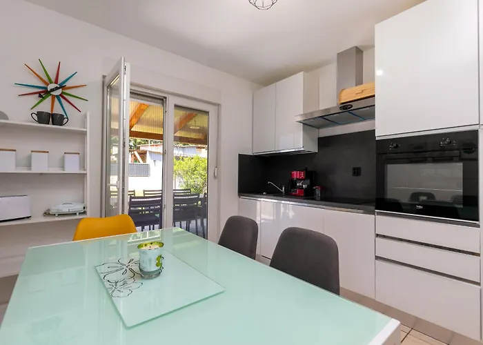 2b Castegner With Garden & Free Parking Daire