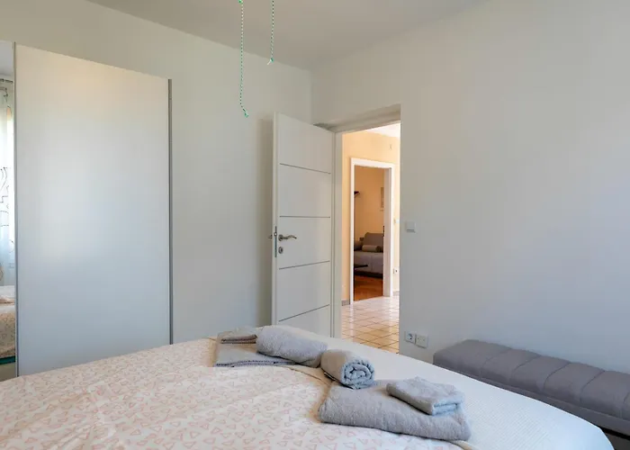 2b Castegner With Garden & Free Parking Daire *