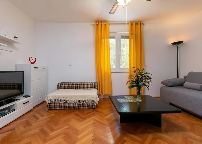 2b Castegner With Garden & Free Parking Daire