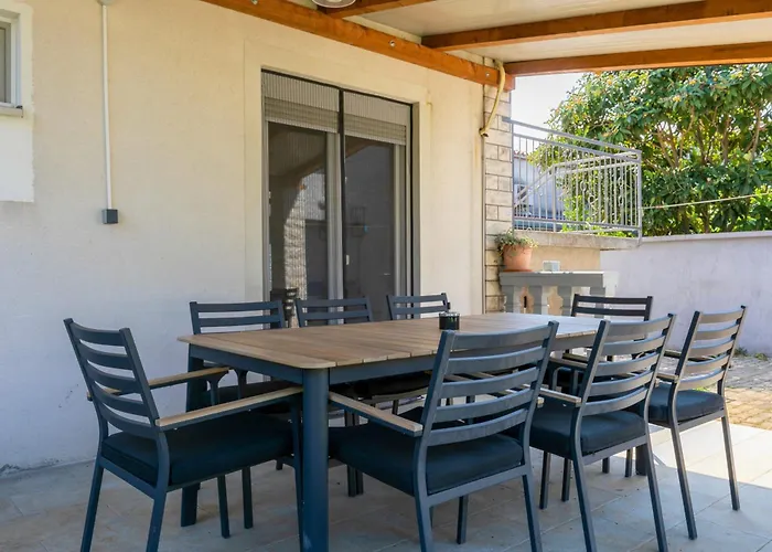 2b Castegner With Garden & Free Parking Daire