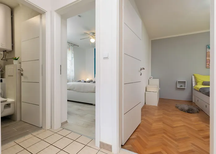 Апартаменти 2b Castegner With Garden & Free Parking