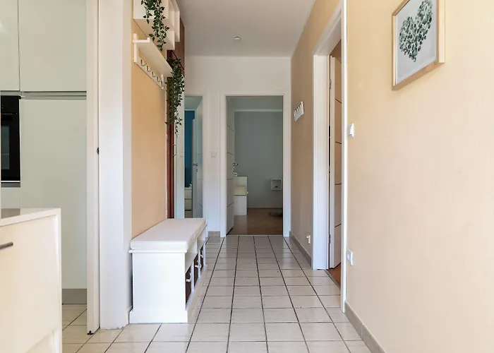 2b Castegner With Garden & Free Parking Daire