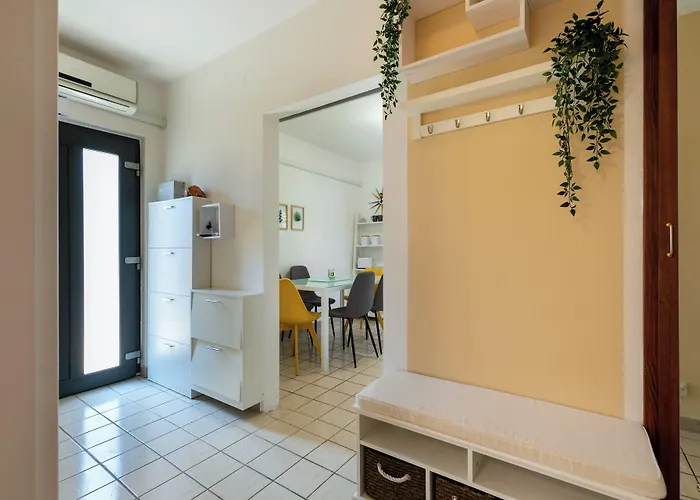 2b Castegner With Garden & Free Parking