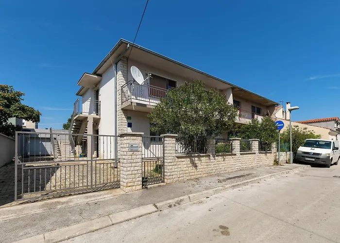 2b Castegner With Garden & Free Parking Daire *