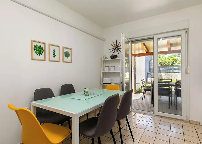 2b Castegner With Garden & Free Parking Daire