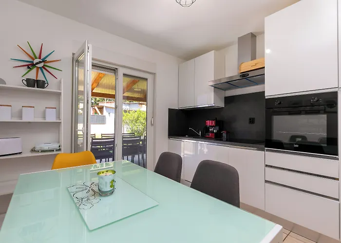 2b Castegner With Garden & Free Parking *