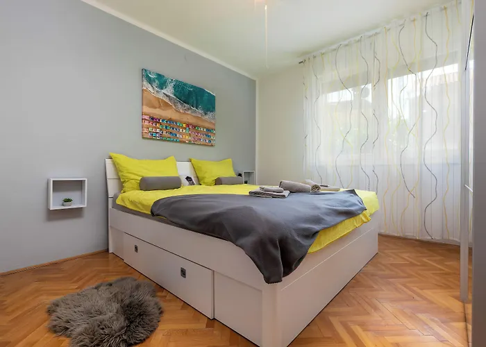 2b Castegner With Garden & Free Parking Daire