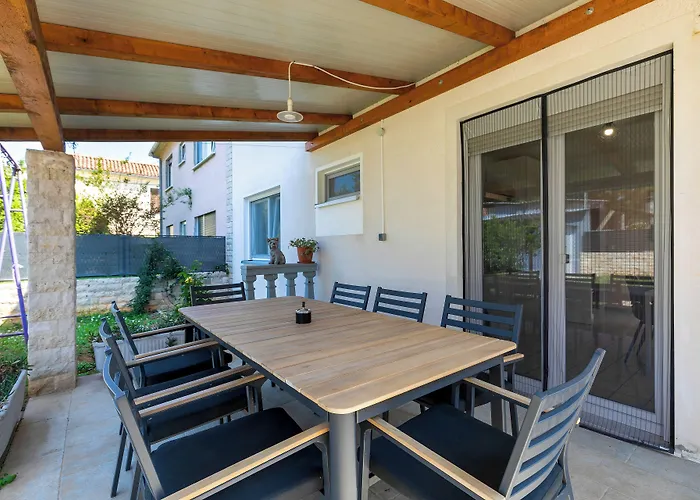 2b Castegner With Garden & Free Parking Daire Pula