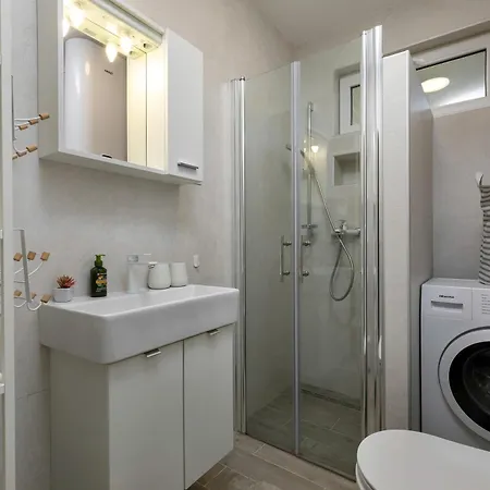 דירה 2b Castegner With Garden & Free Parking