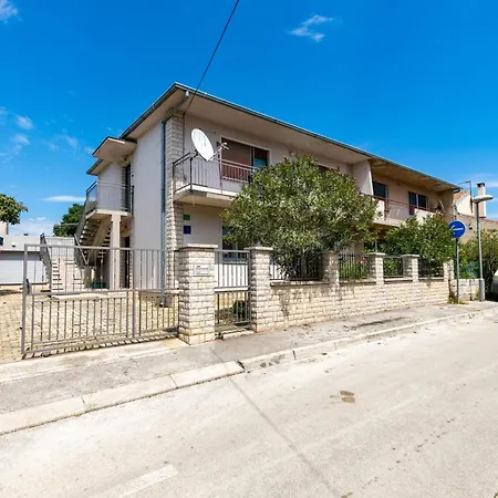 דירה 2b Castegner With Garden & Free Parking