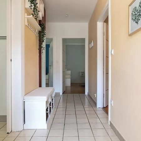 2b Castegner With Garden & Free Parking דירה