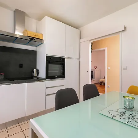 דירה 2b Castegner With Garden & Free Parking *